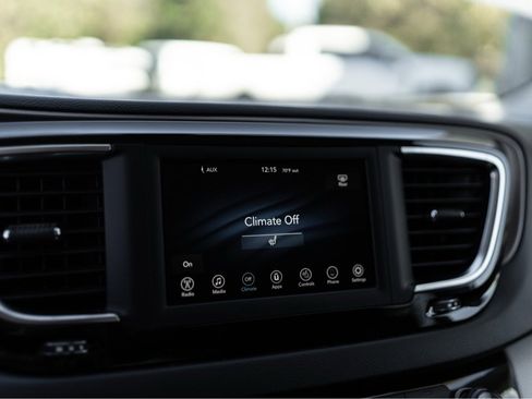 Used 2018 Chrysler Pacifica Touring-L image 13