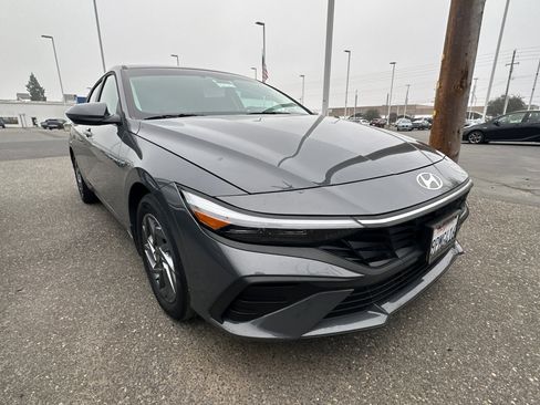 Used 2025 Hyundai Elantra Blue image 2