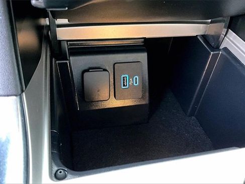 Used 2022 Ford Explorer XLT w/ Equipment Group 202A image 16