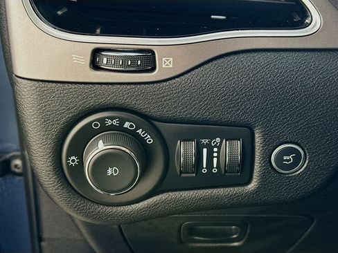 Used 2021 Jeep Cherokee Limited image 13