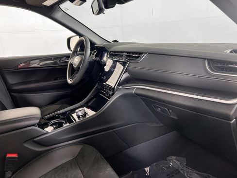 Used 2023 Jeep Grand Cherokee Altitude image 28