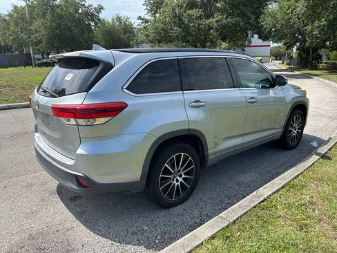 Used 2018 Toyota Highlander SE FWD image 6