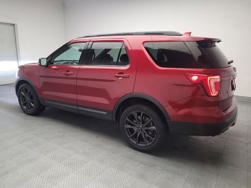 Used 2017 Ford Explorer XLT FWD image 3