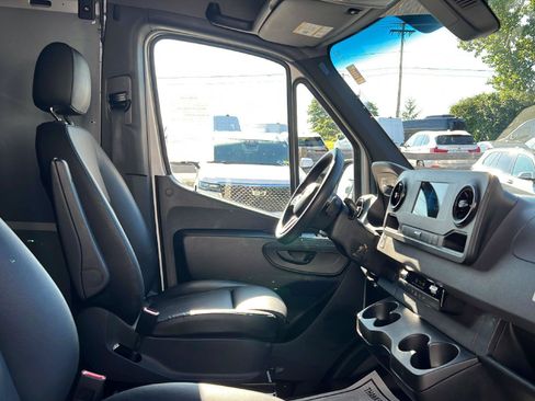 Used 2023 Mercedes-Benz Sprinter 2500 image 11