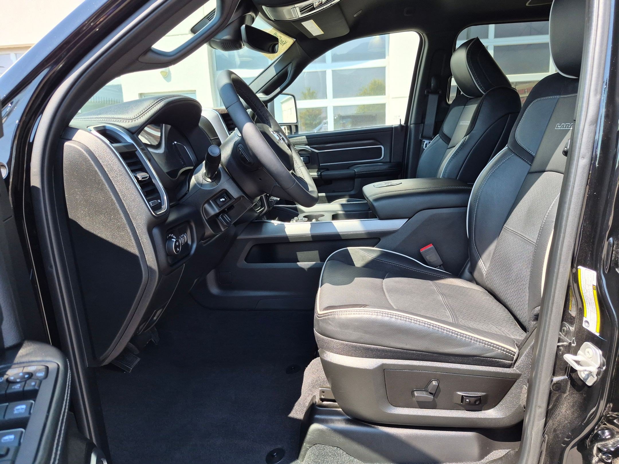 Used 2025 RAM 2500 Laramie AWD/4WD image 18