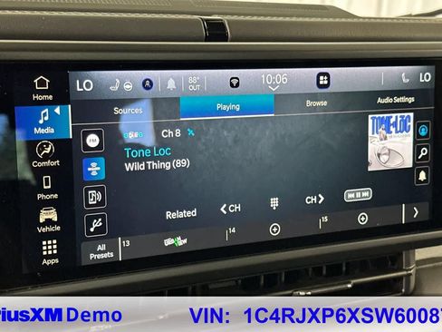 Used 2025 Jeep Wrangler Sahara image 29