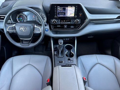 Used 2022 Toyota Highlander XLE AWD/4WD image 30