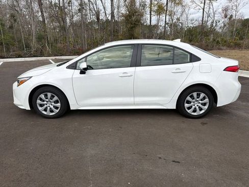 Used 2025 Toyota Corolla LE image 2