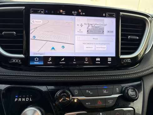 Used 2025 Chrysler Pacifica Limited FWD image 26