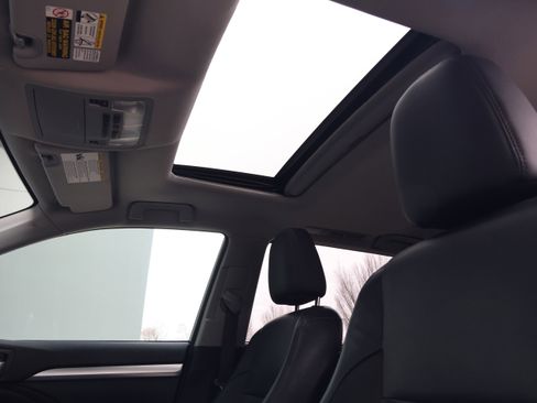 Used 2014 Toyota Highlander XLE image 32