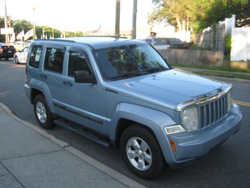 Used 2012 Jeep Liberty Sport image 3
