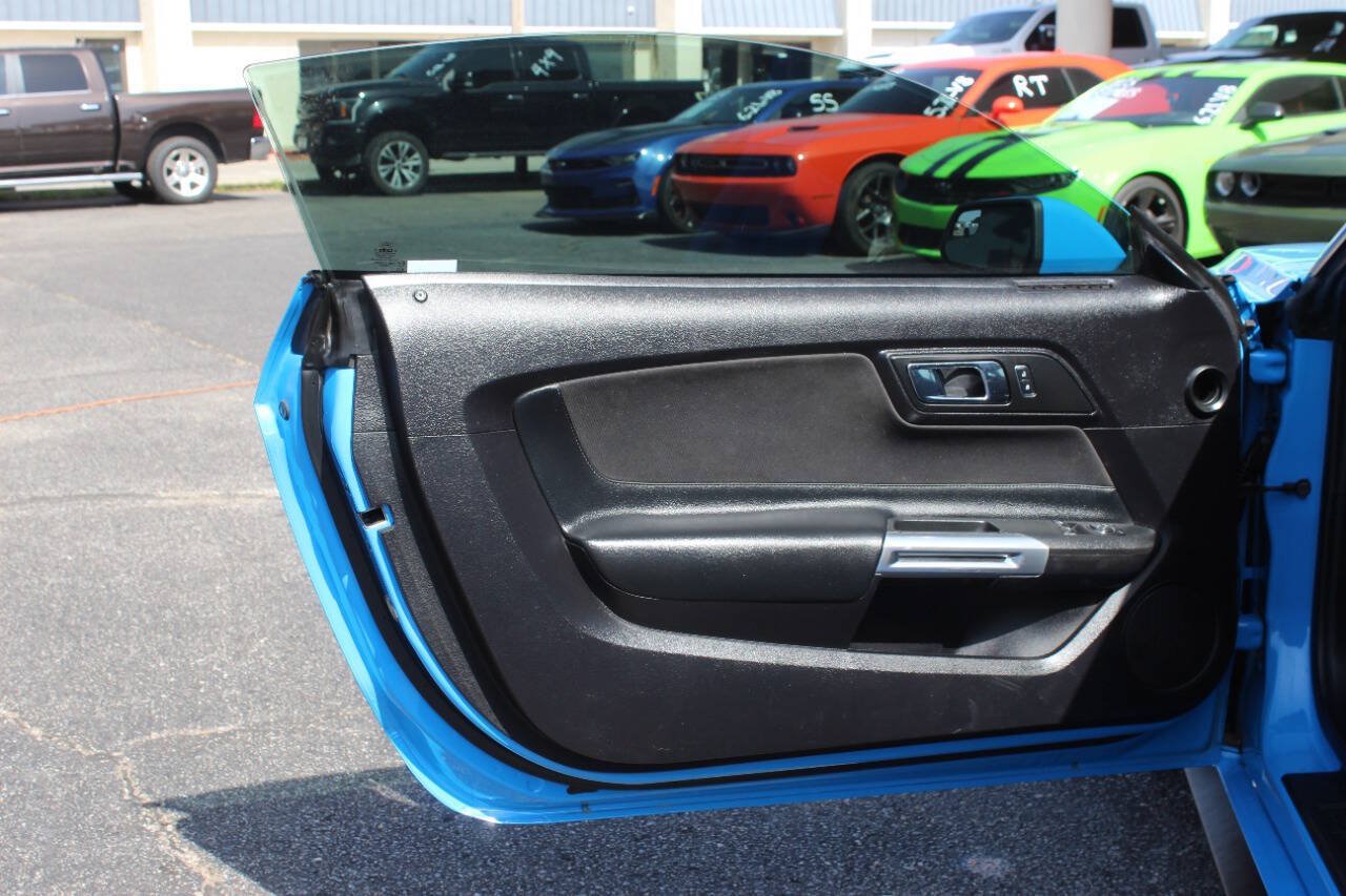 Used 2017 Ford Mustang Coupe RWD image 14