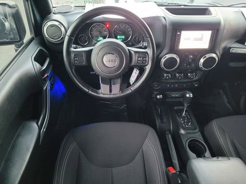 Used 2017 Jeep Wrangler Unlimited Rubicon image 16
