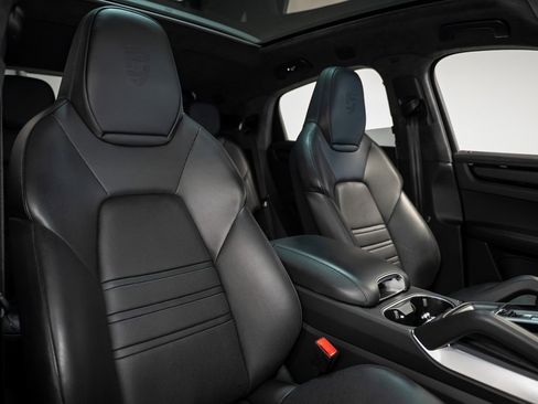 Used 2022 Porsche Cayenne Turbo S image 33