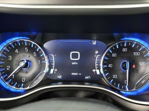 Certified 2024 Chrysler Pacifica Touring-L FWD image 31