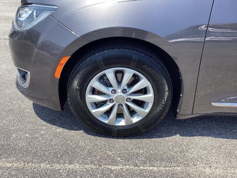Used 2017 Chrysler Pacifica Touring-L FWD image 9