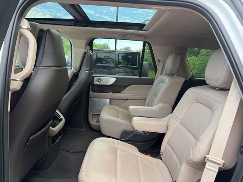 Used 2024 Lincoln Navigator Reserve AWD/4WD image 5