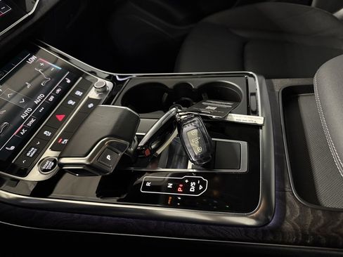 Used 2022 Audi Q8 Premium image 15