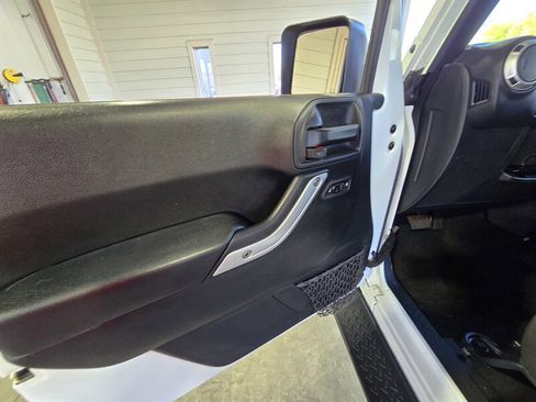 Used 2017 Jeep Wrangler Unlimited Sahara w/ Connectivity Group image 11