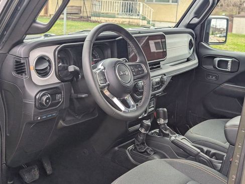 Used 2025 Jeep Wrangler Unlimited Sahara image 28