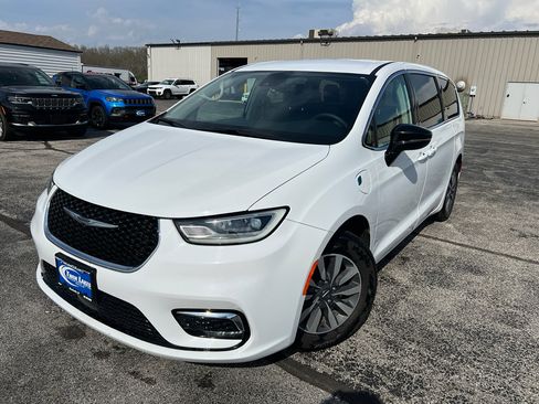 Used 2024 Chrysler Pacifica Limited FWD image 1