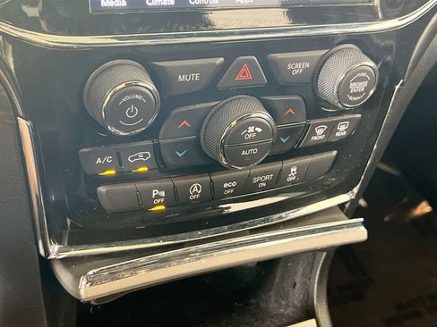 Used 2022 Jeep Grand Cherokee Laredo X AWD/4WD image 15