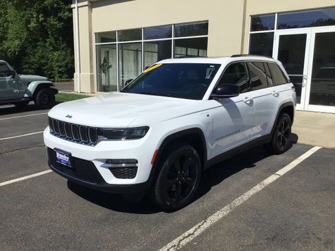Used 2023 Jeep Grand Cherokee 4WD 4xe image 3