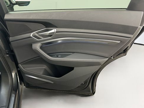 Used 2023 Audi e-tron Premium Plus w/ Premium Plus Package image 33