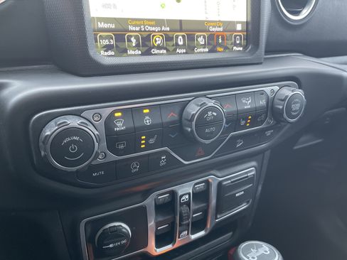 Used 2018 Jeep Wrangler Unlimited Sahara w/ Uconnect 4C Nav & Sound Group AWD/4WD image 20