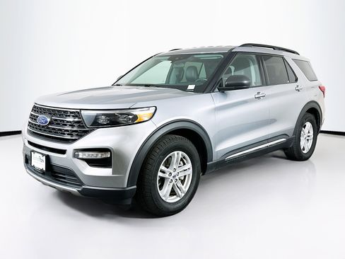 Used 2024 Ford Explorer XLT w/ Equipment Group 202A image 3