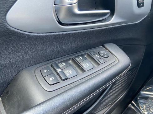 Used 2025 Chrysler Pacifica Limited FWD image 27
