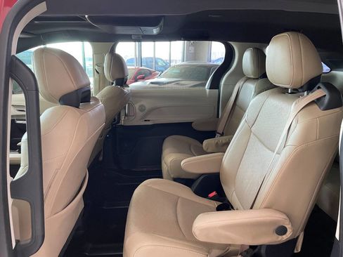 Used 2021 Toyota Sienna Limited image 19
