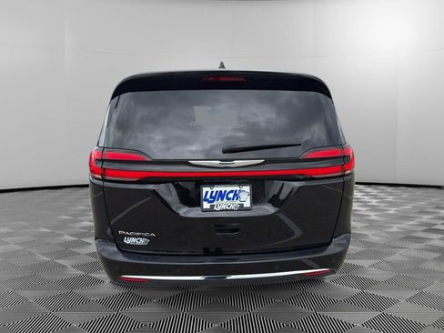 Used 2025 Chrysler Pacifica Select FWD image 4