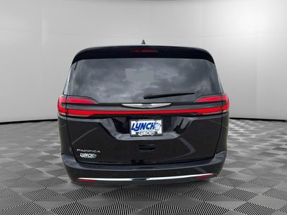 Used 2025 Chrysler Pacifica Select
