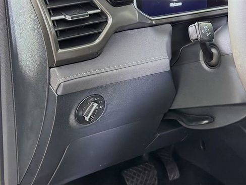 New 2025 Volkswagen Taos SE image 10