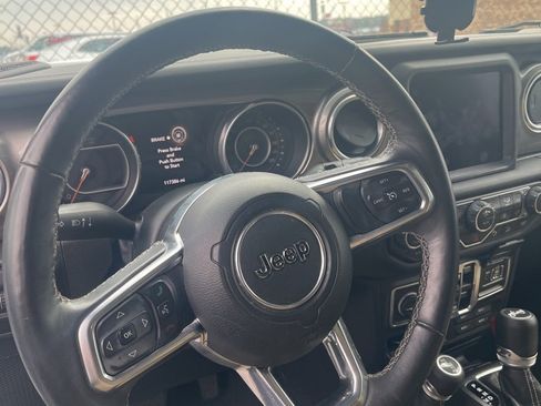 Used 2018 Jeep Wrangler Unlimited Sahara image 9