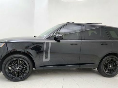 Used 2025 Land Rover Range Rover SE AWD/4WD image 3