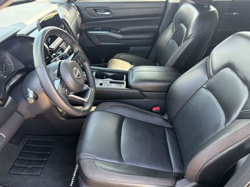 Used 2024 Nissan Pathfinder SL FWD image 4