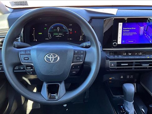 Used 2025 Toyota Camry SE image 5