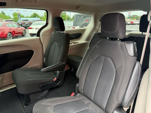 Used 2022 Chrysler Voyager LX FWD image 17