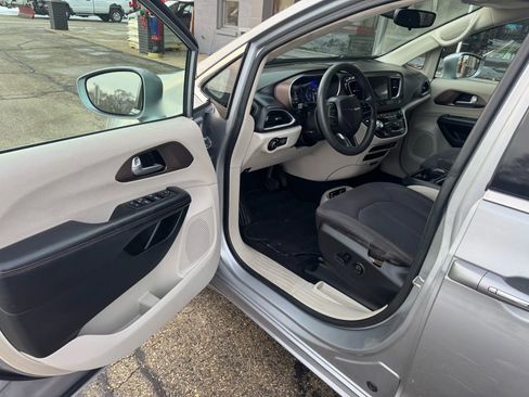 Used 2018 Chrysler Pacifica Touring Plus FWD image 9