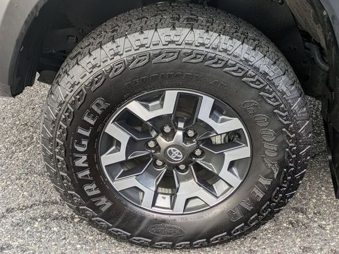 Used 2022 Toyota Tacoma TRD Off-Road image 28