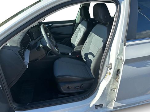 Used 2025 Volkswagen Jetta SE w/ Black Wheel Package image 6
