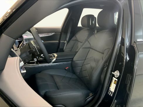 Used 2026 BMW 760i xDrive w/ Executive Package AWD/4WD image 9