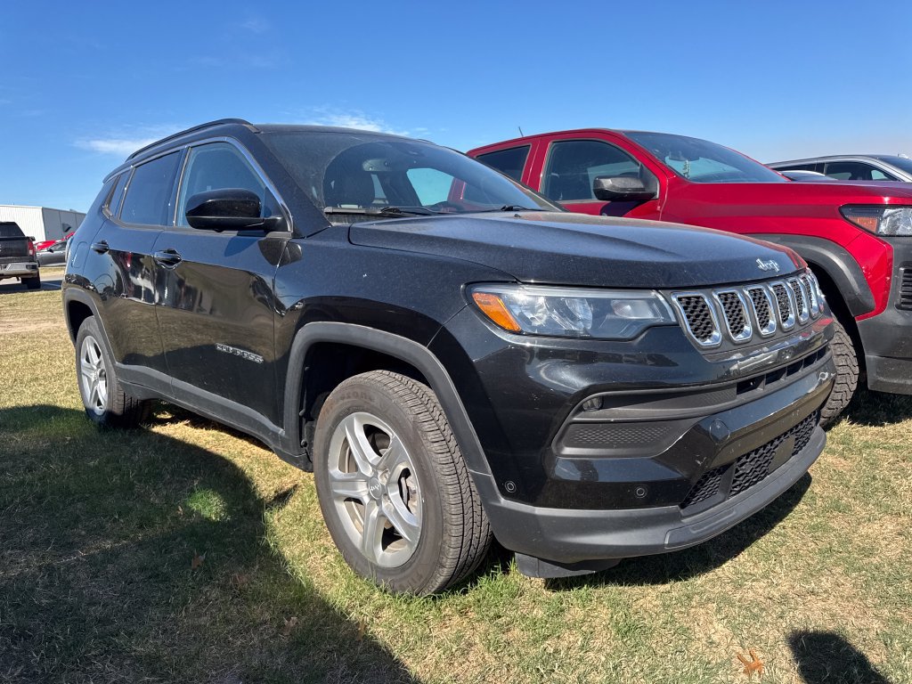 Used 2023 Jeep Compass Latitude w/ Convenience Group AWD/4WD image 3