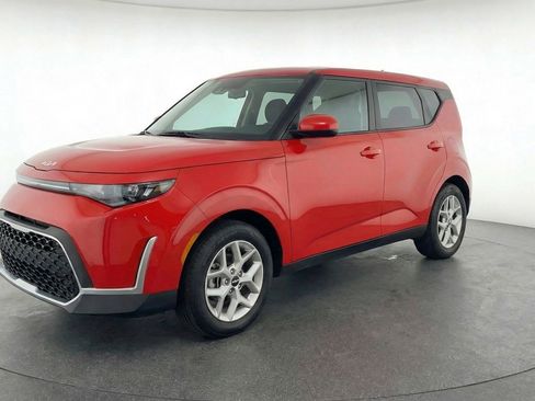 Used 2025 Kia Soul LX w/ LX Technology Package image 3