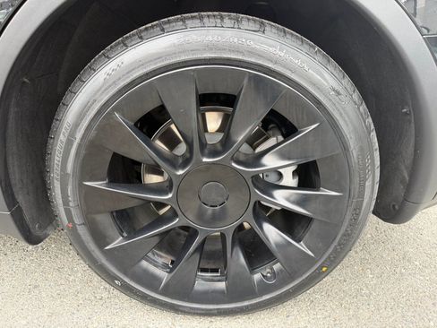 Used 2024 Tesla Model Y Long Range AWD/4WD image 51