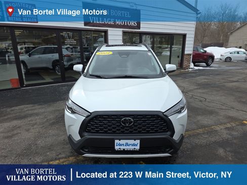 Used 2023 Toyota Corolla Cross LE w/ Moonroof Package image 2