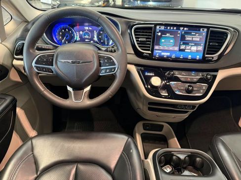 Used 2023 Chrysler Pacifica Touring-L FWD image 17