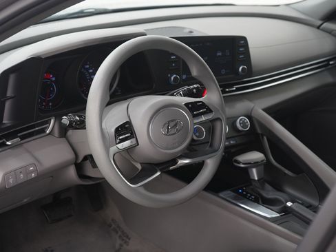 Used 2023 Hyundai Elantra SE image 21
